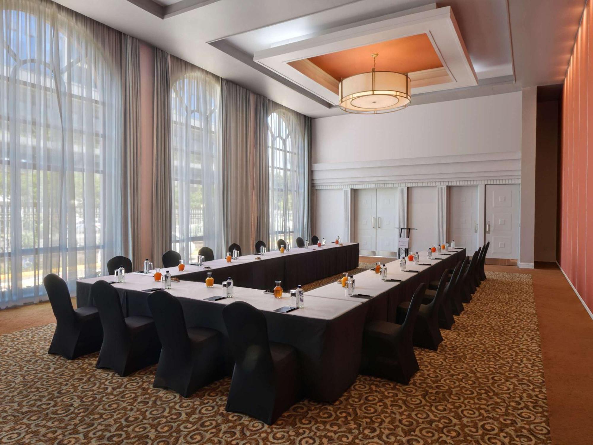 Отель Pullman Nairobi Upper Hill Экстерьер фото