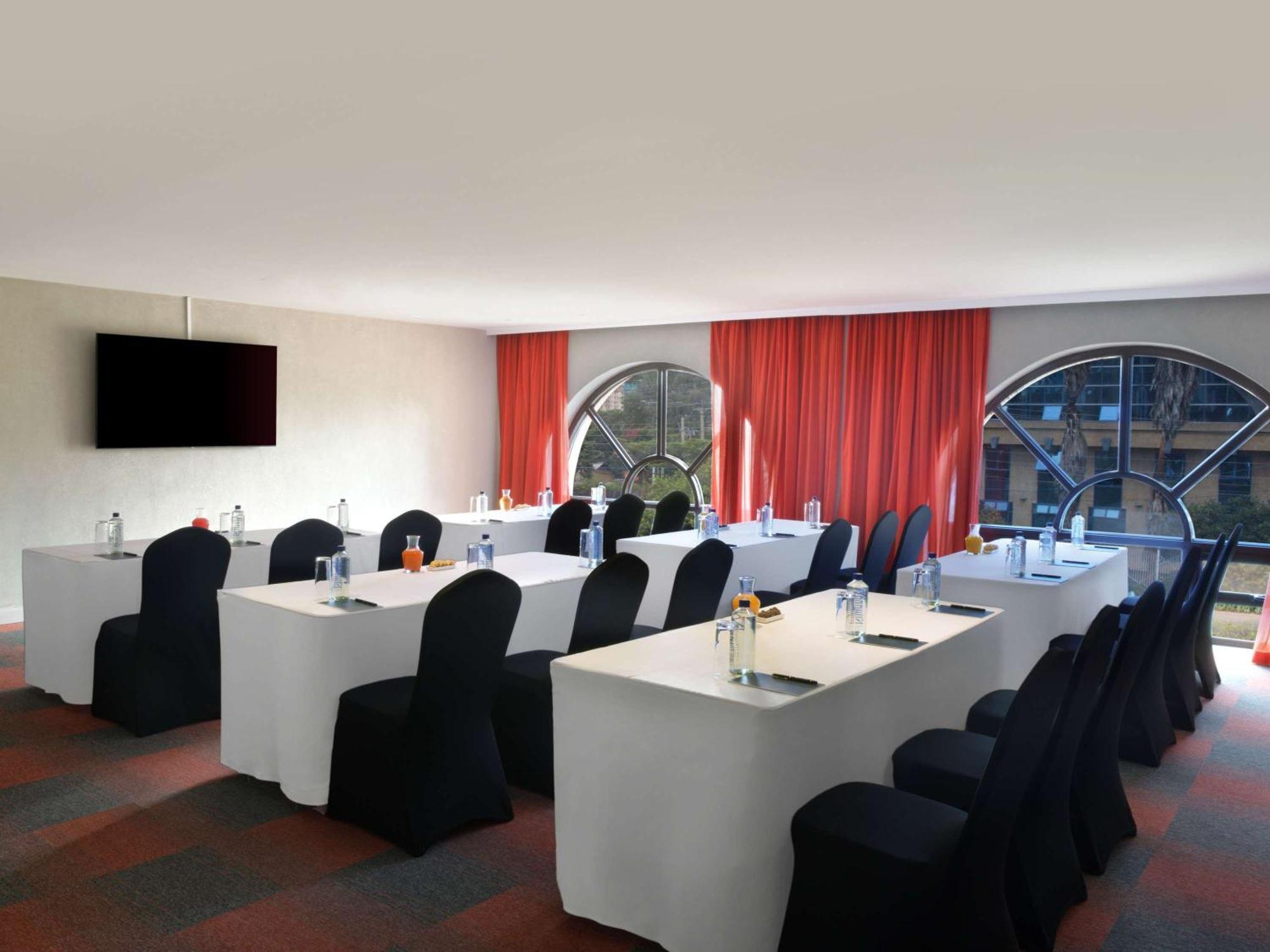 Отель Pullman Nairobi Upper Hill Экстерьер фото