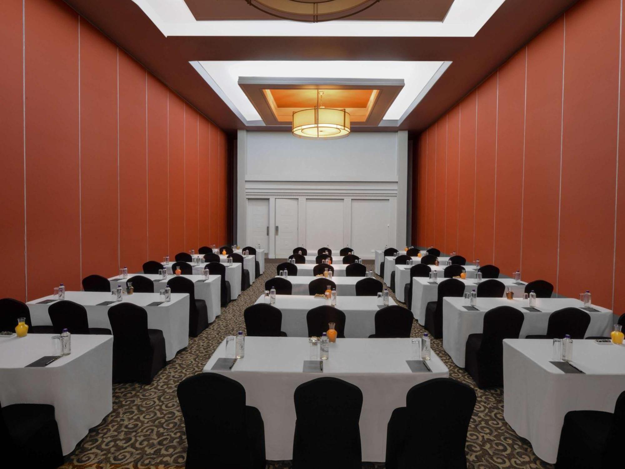 Отель Pullman Nairobi Upper Hill Экстерьер фото
