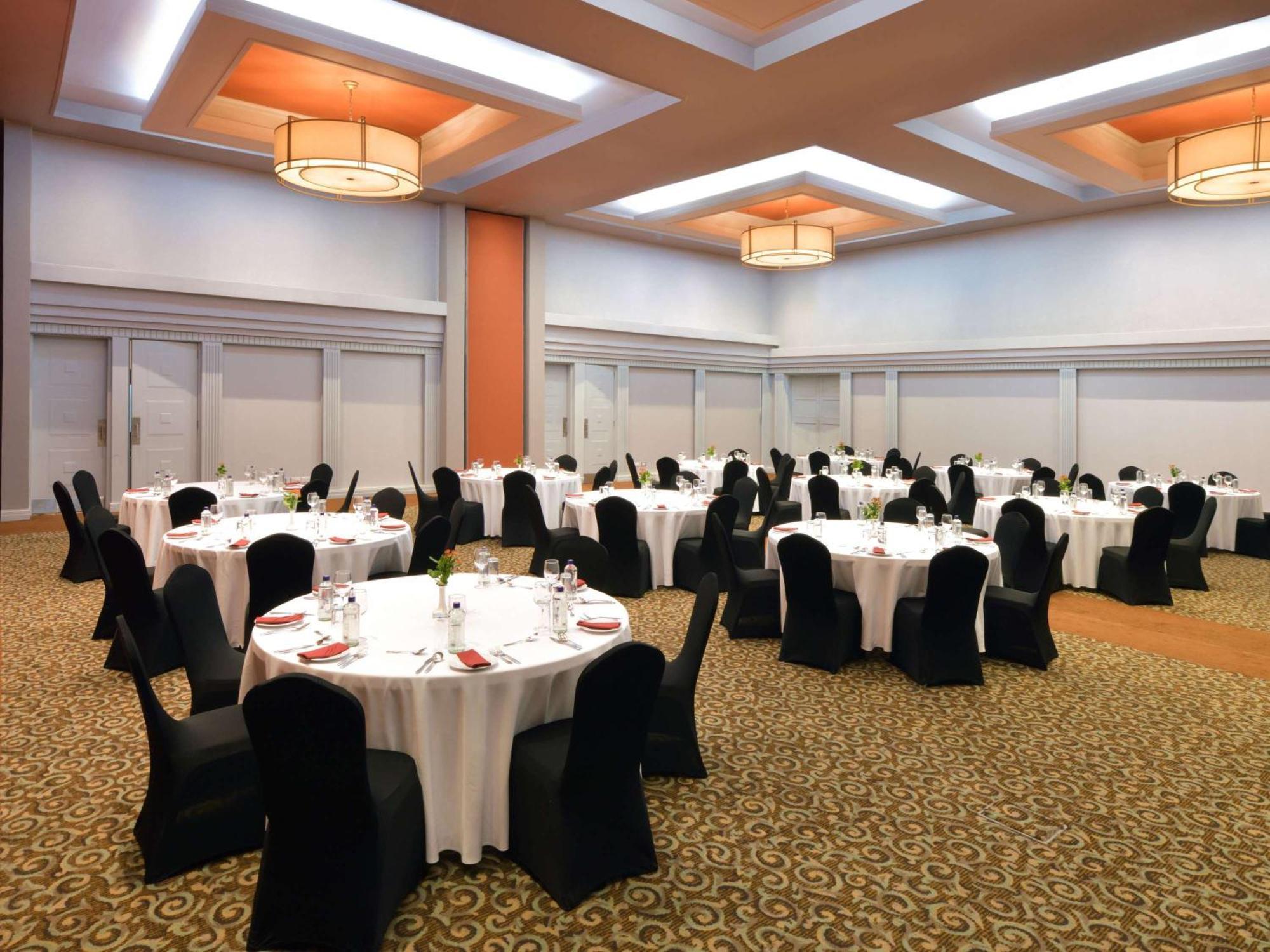 Отель Pullman Nairobi Upper Hill Экстерьер фото
