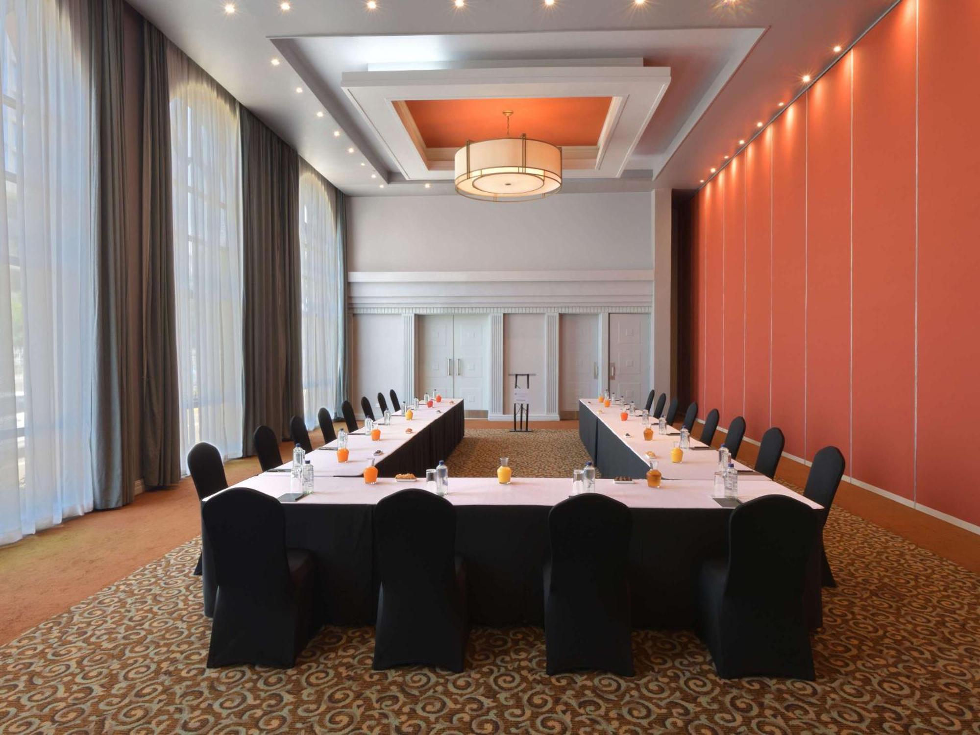 Отель Pullman Nairobi Upper Hill Экстерьер фото