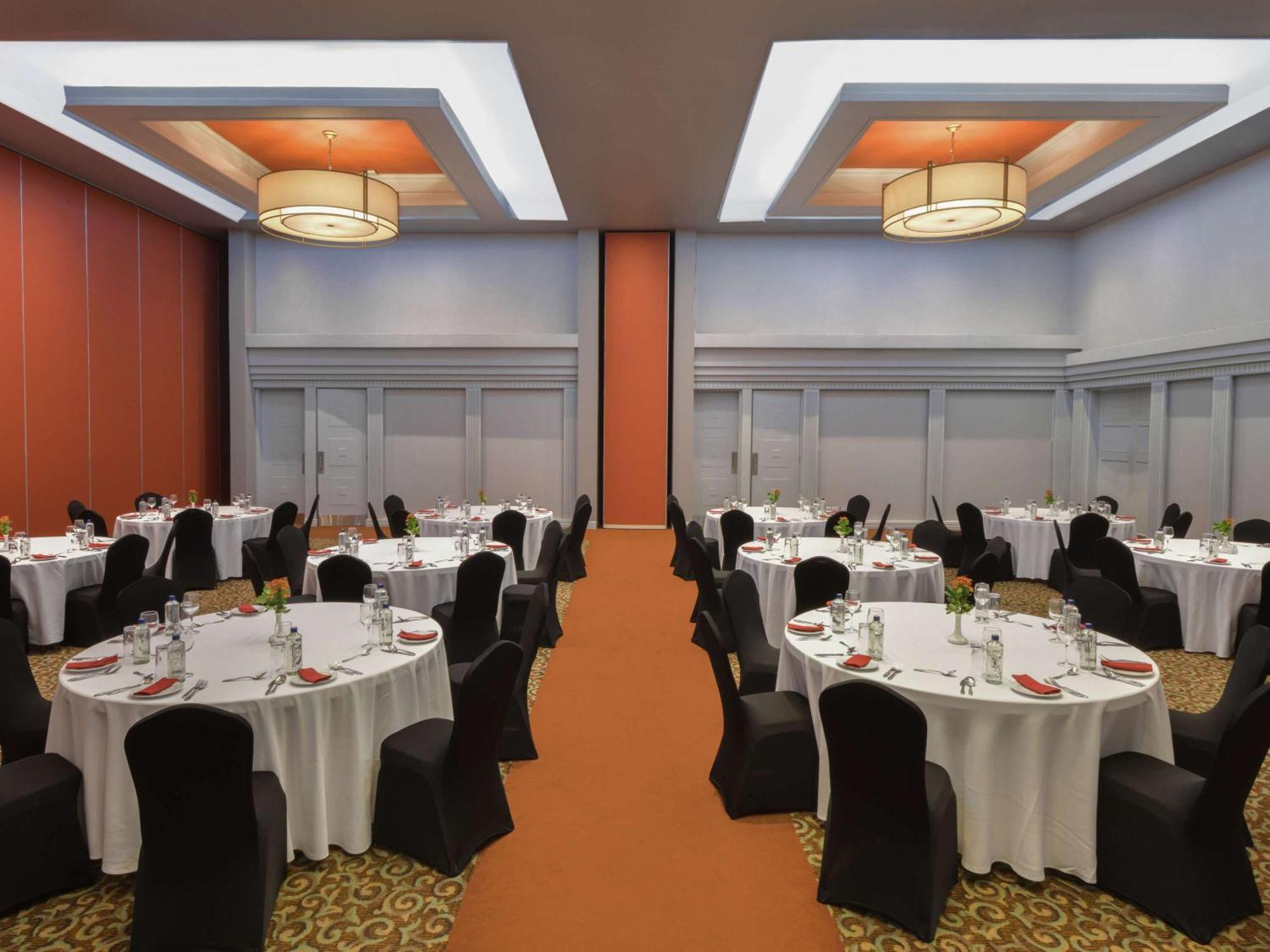 Отель Pullman Nairobi Upper Hill Экстерьер фото