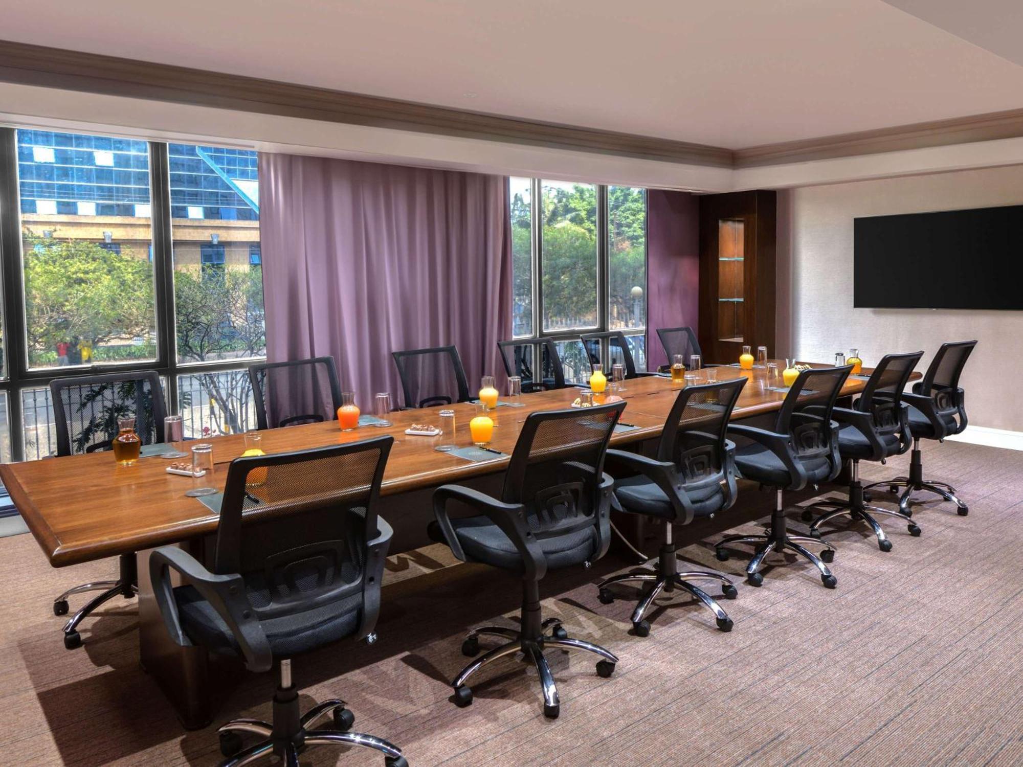 Отель Pullman Nairobi Upper Hill Экстерьер фото