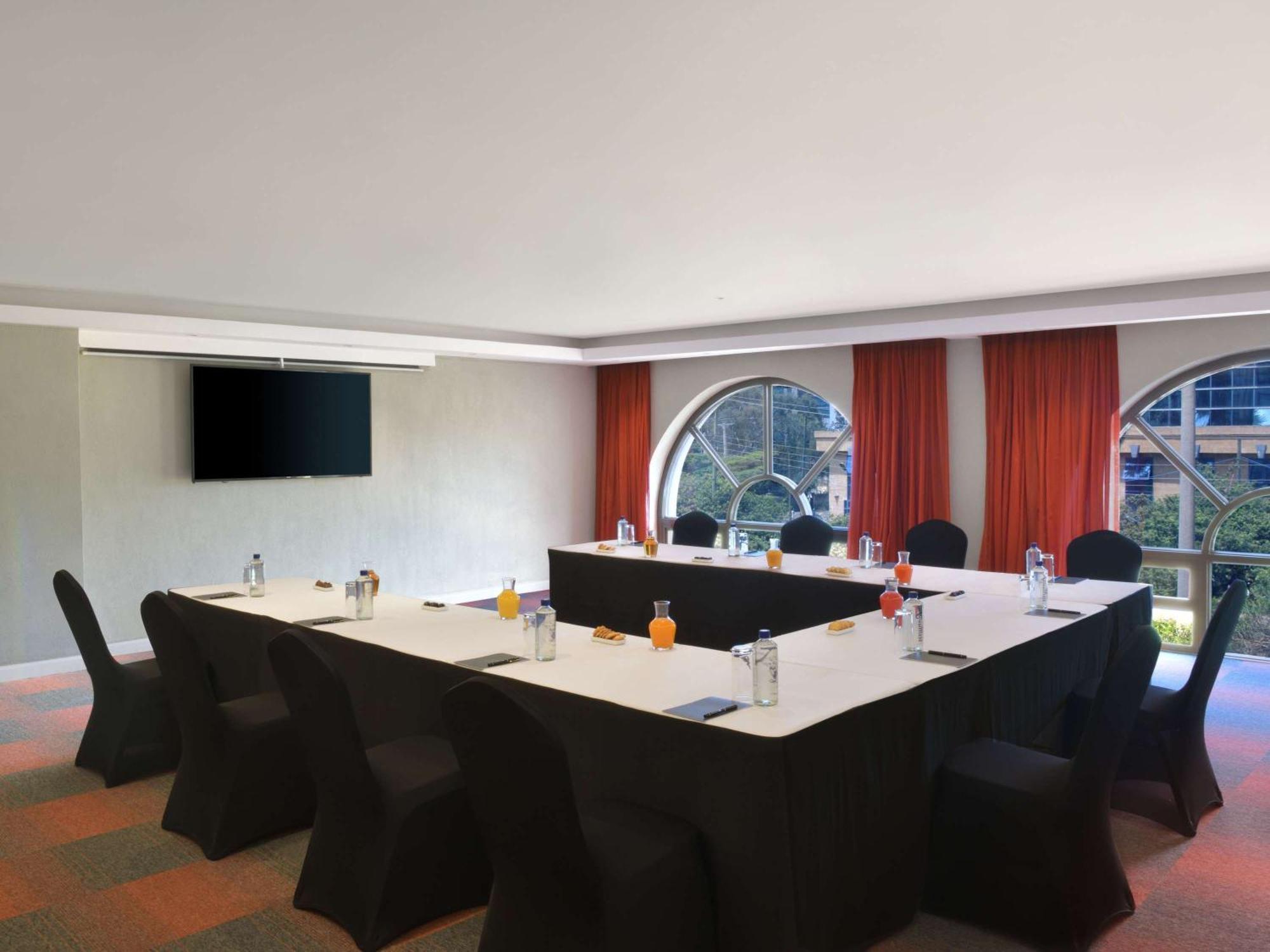 Отель Pullman Nairobi Upper Hill Экстерьер фото