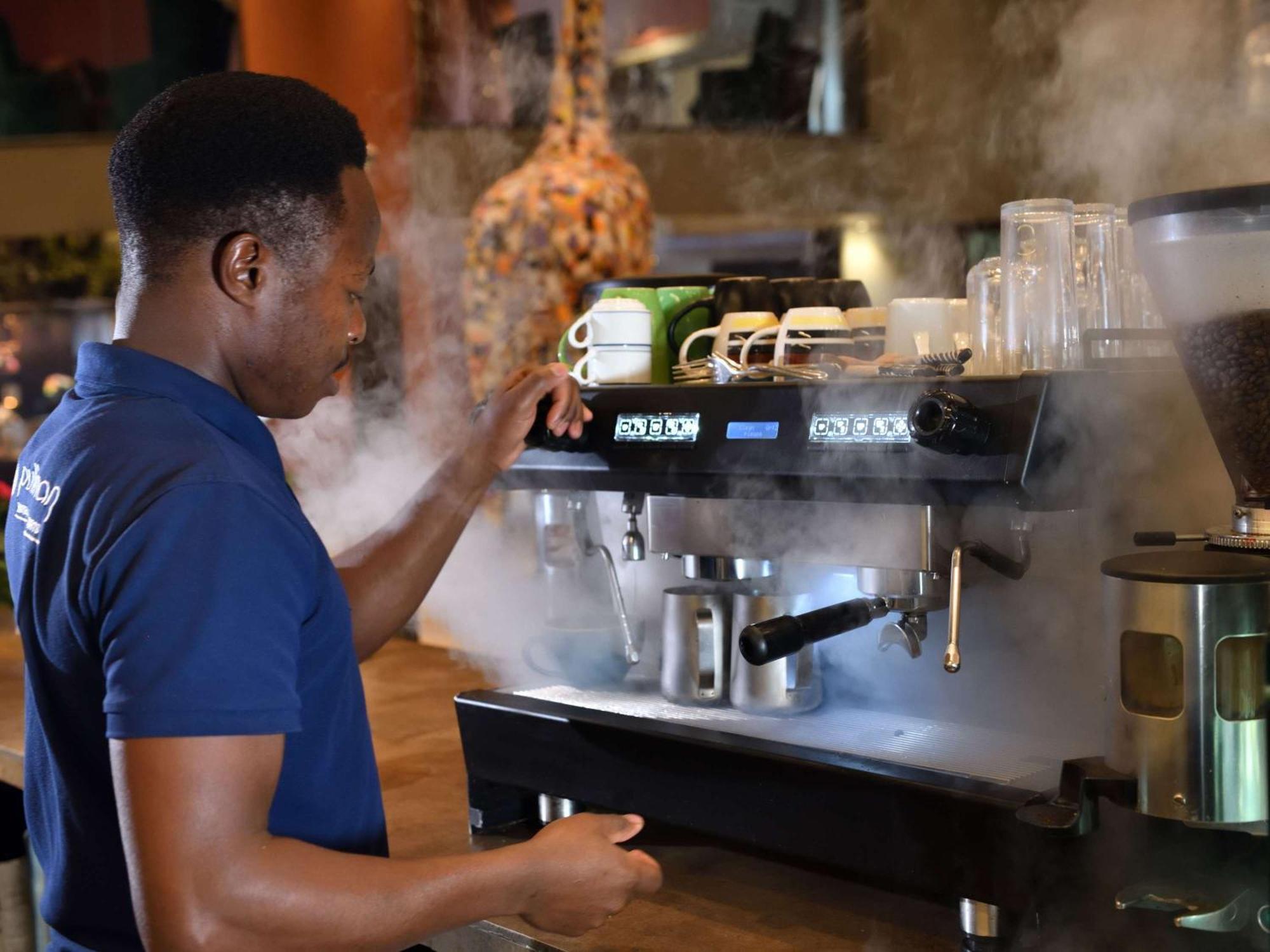 Отель Pullman Nairobi Upper Hill Экстерьер фото