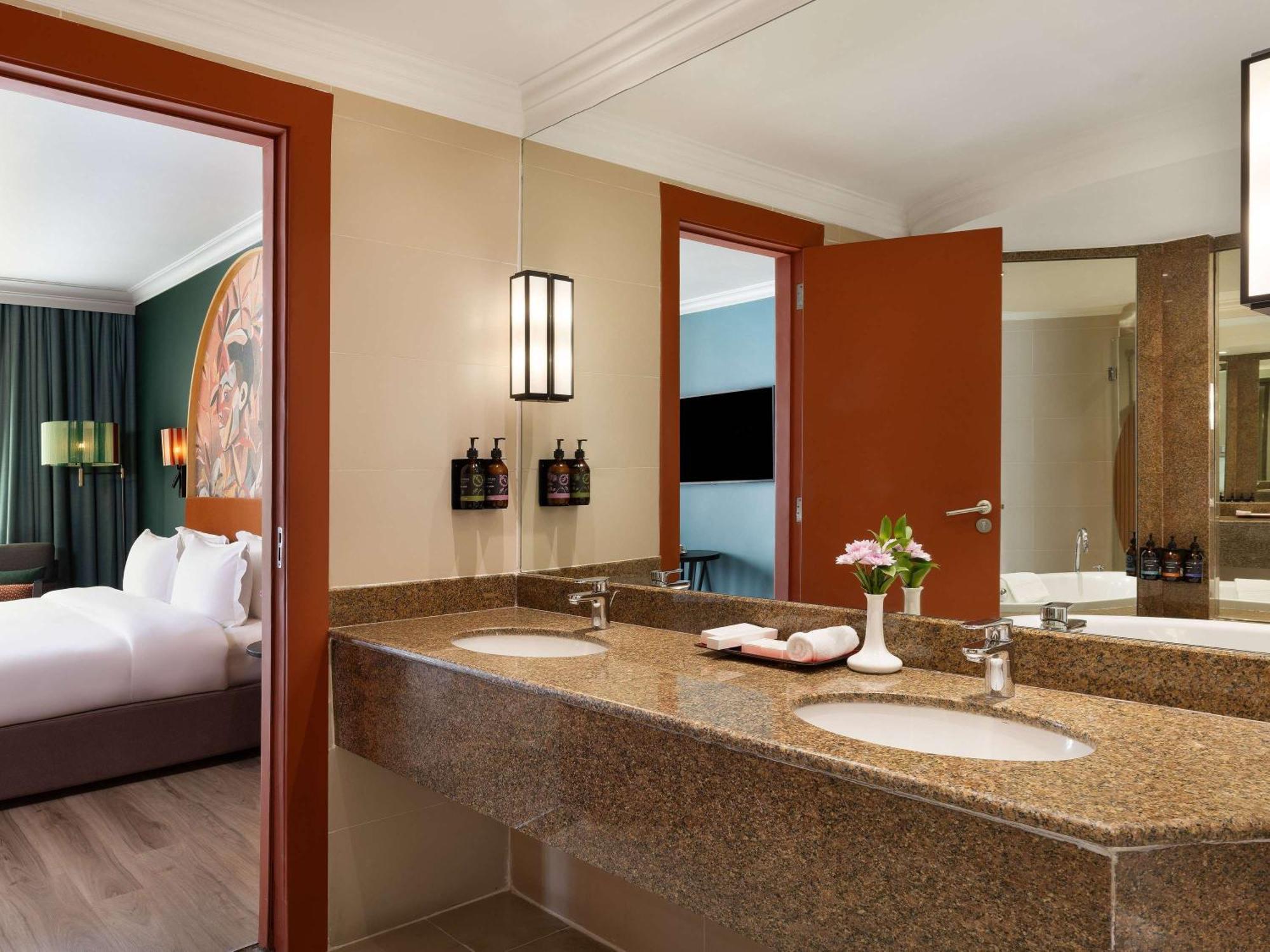 Отель Pullman Nairobi Upper Hill Экстерьер фото