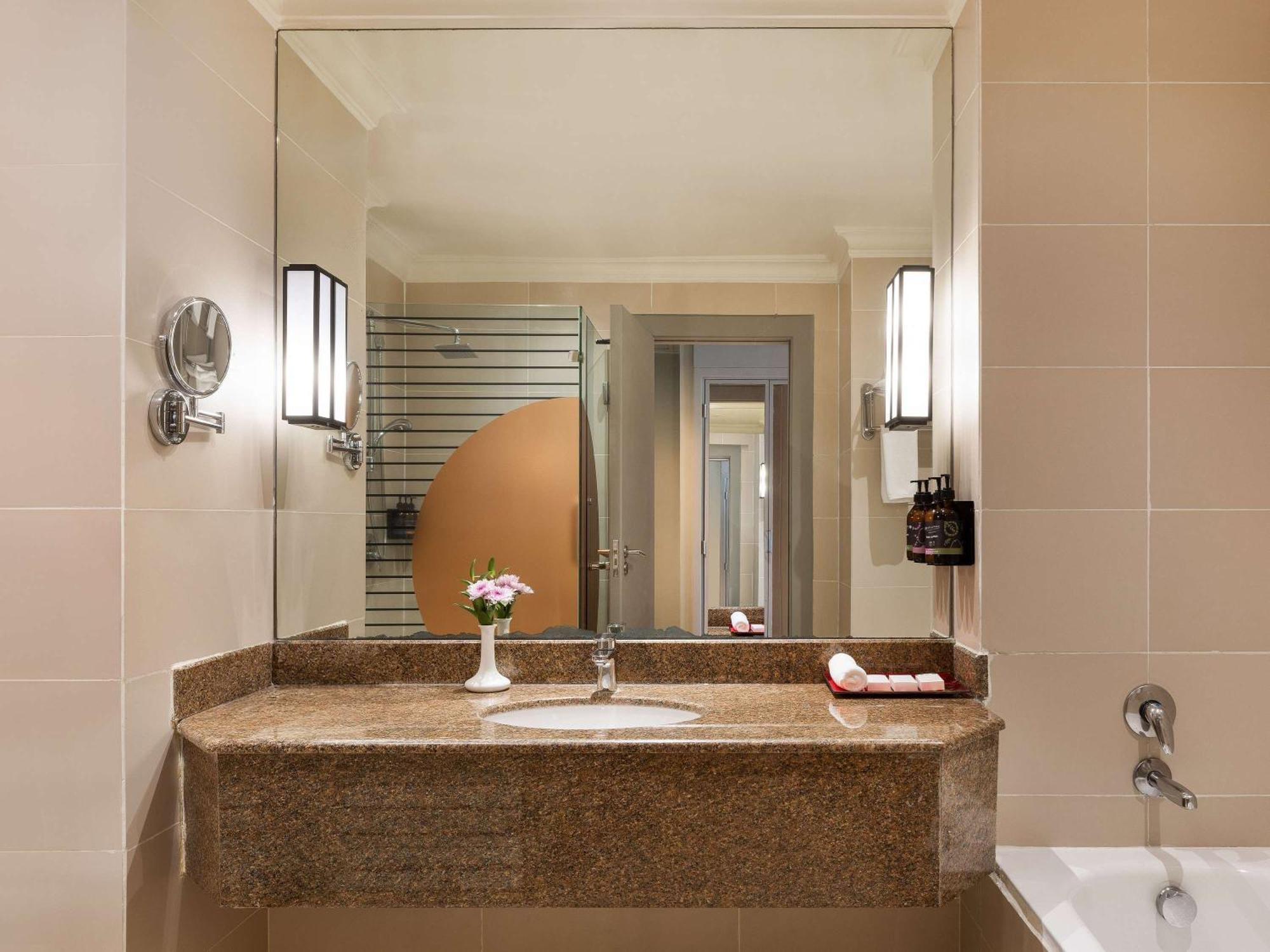 Отель Pullman Nairobi Upper Hill Экстерьер фото
